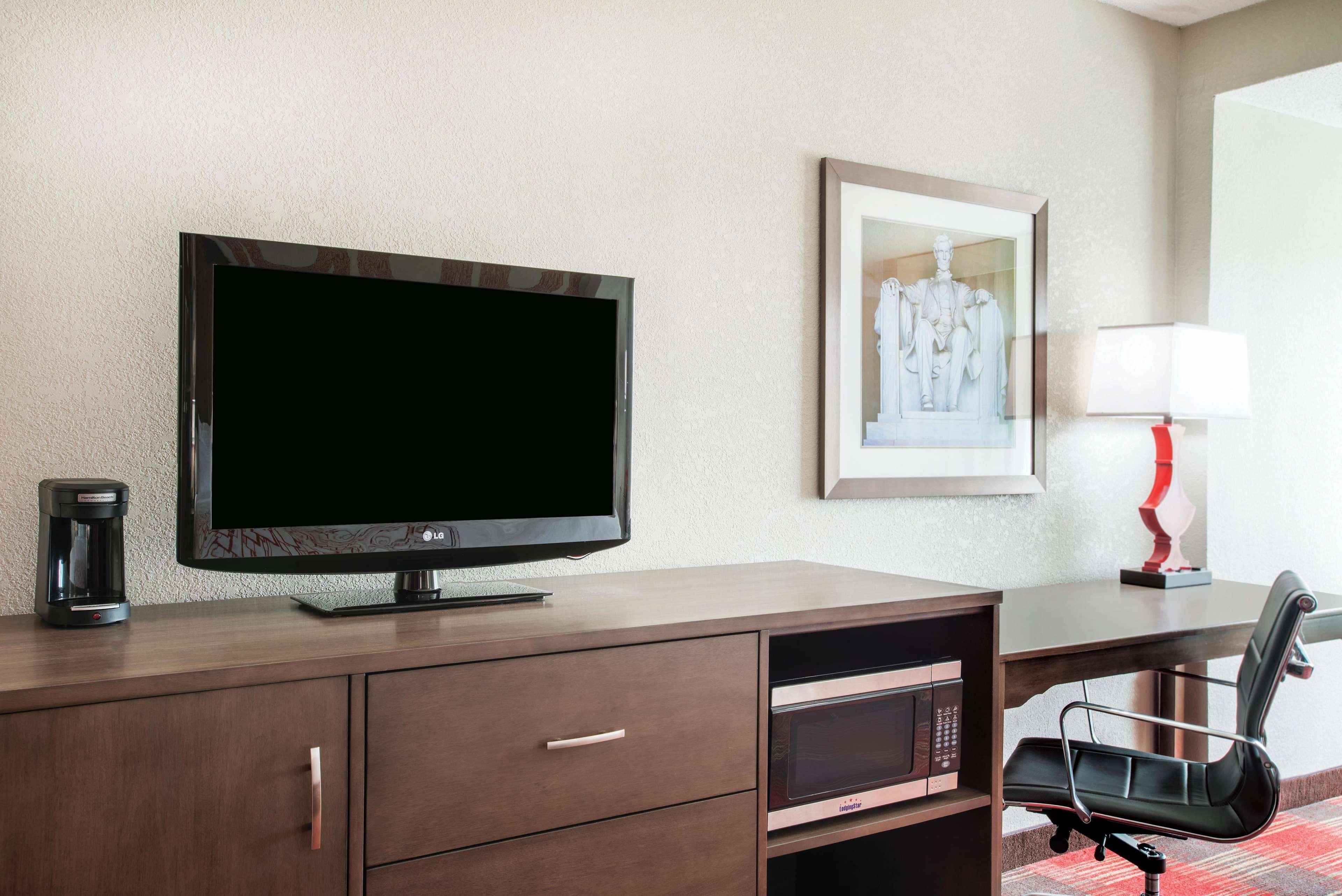 La Quinta Inn & Suites By Wyndham Dc Metro Capital Beltway Кепитъл Хайтс Екстериор снимка