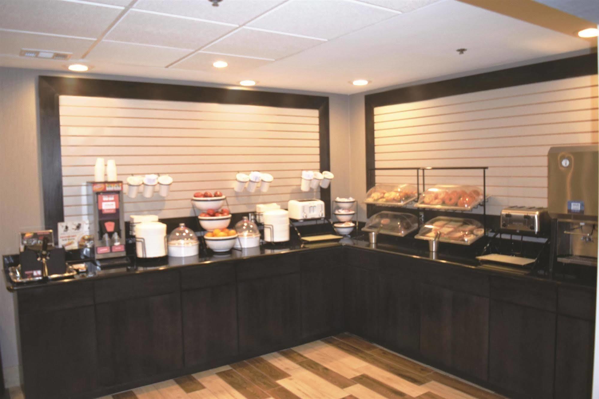 La Quinta Inn & Suites By Wyndham Dc Metro Capital Beltway Кепитъл Хайтс Екстериор снимка